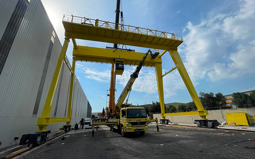 Double girder gantry crane with high-capacity wire rope hoist trolley on top of twin main beams