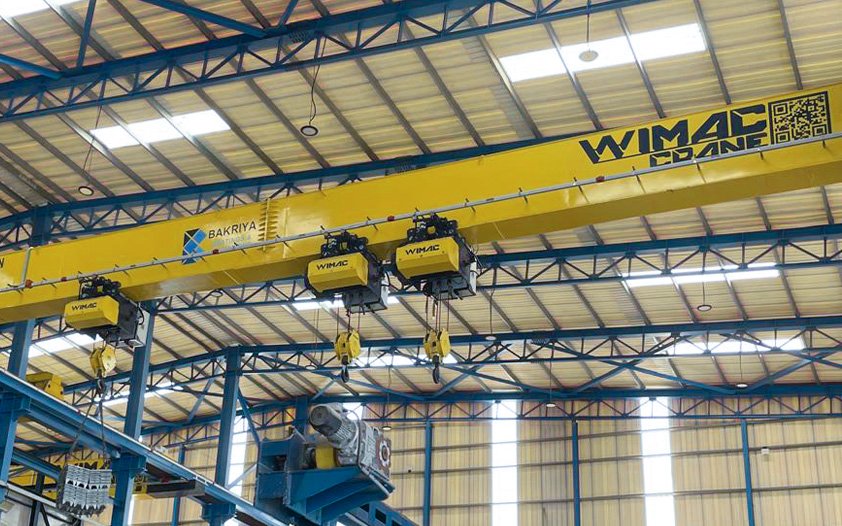 Single girder overhead crane wire rope hoist and trolley running along the single main bridge girder