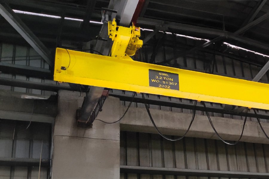 Underslung overhead crane — under-running bridge hanging from runway beams