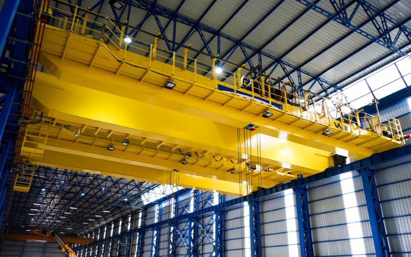 Heavy-duty process crane with reinforced bridge structure for continuous-duty operation in metallurgical plants